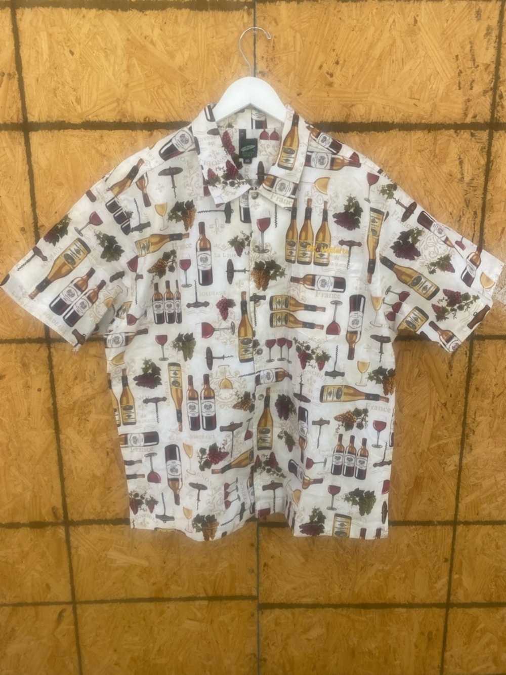Iguana Sport Men's White Wine Bottle Print Short Sleeve Shirt GUC XL